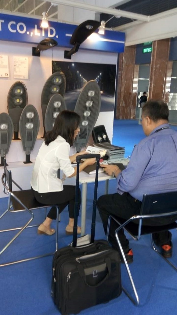 客户对汉鼎绿能led灯具，购买意愿较高，希望展会结束后到工厂参观